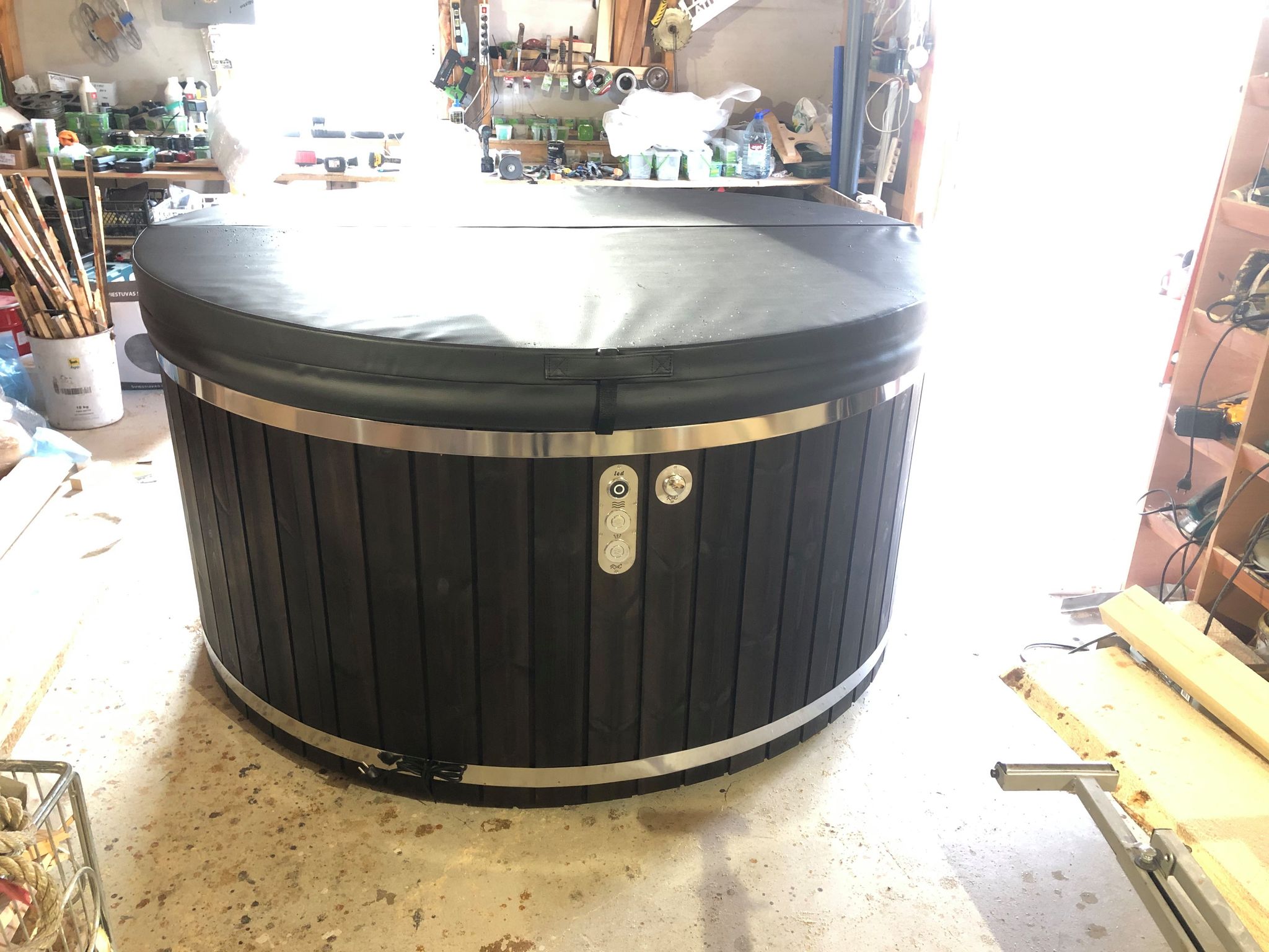 DELUXE FIBERGLASS WOODEN HOT TUB Eco Wood Hut